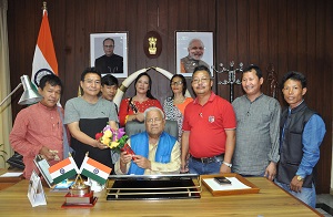 The Governor of Arunachal Pradesh Shri P.B. Acharya with the members of Arunachal Pradesh Workers Union (AAPWU) at Raj Bhavan on 25th June 2017.